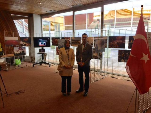 Skandal Karikatürü söküp attılar