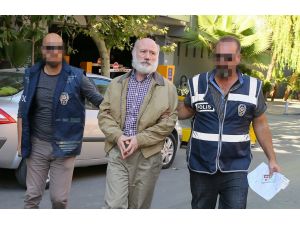 Firari amiral peruk takarak gizlenmiş