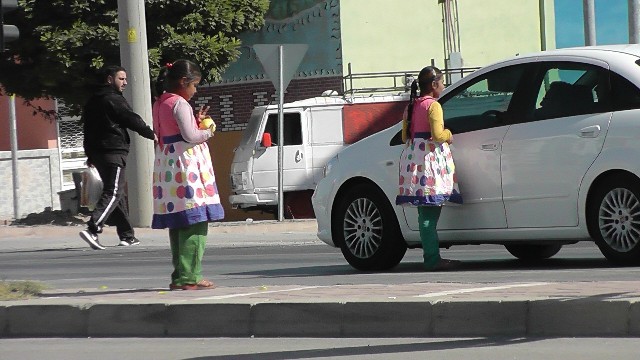 Suriyeliler tehlikeli şekilde dileniyor