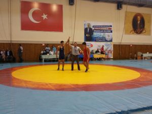 Çubuklu güreşçiler ilk madalyalarını aldılar