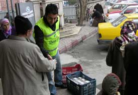 Dost Eli Akşehir'de yardım dağıttı