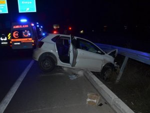 Otomobil bariyerlere çarptı: 3 yaralı