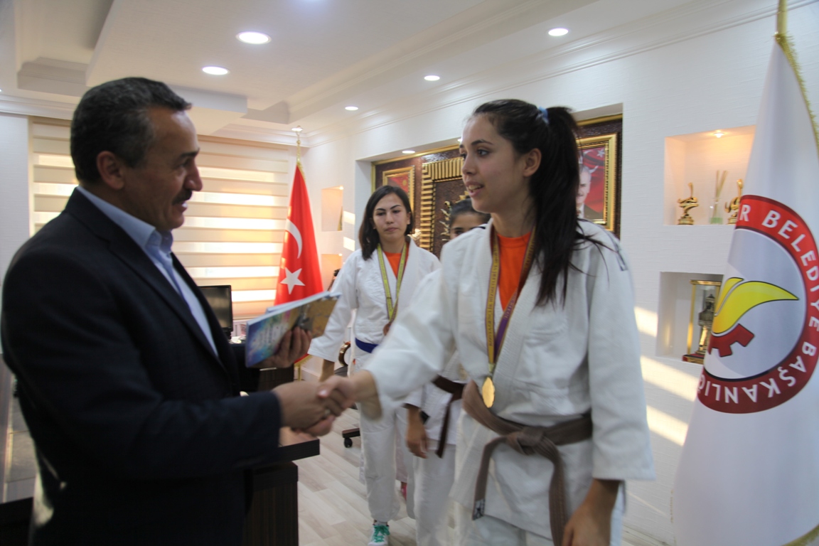 Sporcuları, kitapla ödüllendirdi