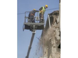 Fatih'te metruk binaların yıkımına başlandı