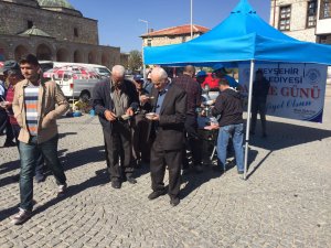 Eşrefoğlu Cami ziyaretine gelenlere aşure ikramı