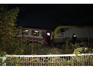 GÜNCELLEME - Sakarya'da iki tren çarpıştı: 3 yaralı