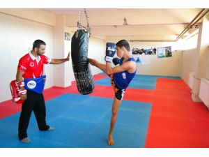 Bir çift eldivenle başlayıp dünya şampiyonları yetiştirdi