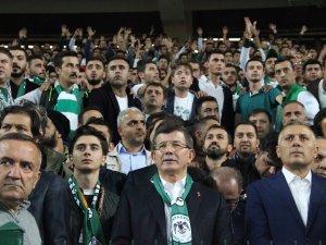 Ahmet Davutoğlu Braga maçını taraftarla izledi