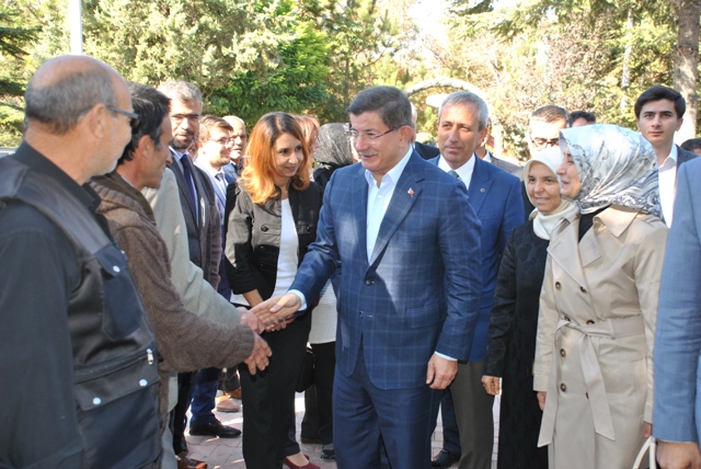 Davutoğlu'ndan Sarayönü'ne ziyaret