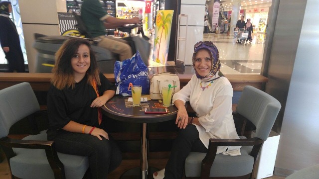 Zarife Hanım Kızıyla Mutlu