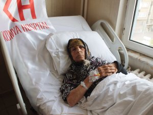 Omzu kırılan kadın protezle sağlığına kavuştu