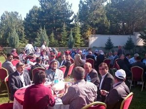 Muhtar eşleri yemekte buluştu