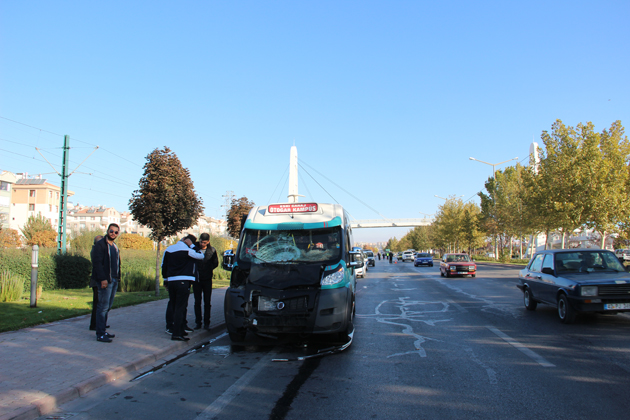 Konya'da Minibüsün Çarptığı 2 Lise Öğrencisi Öldü