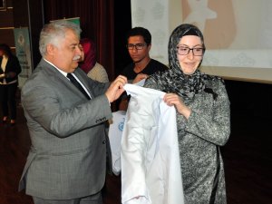 Tıp öğrencileri önlüklerini törenle giydi