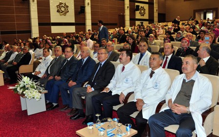 Tıp öğrencileri önlüklerini törenle giydi
