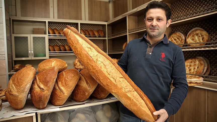 1 metrelik ekmeği 20 yıldır üretiyor