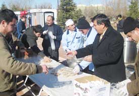 Sanayide aşure ikram edildi
