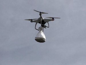 Koruculara "drone" ile tatlı ikramı