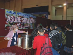 Öğrenciler aşure ile ağızlarını tatlandırdılar