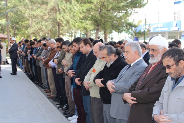 Ünlü hadis alimine, gıyabi Cenaze namazı