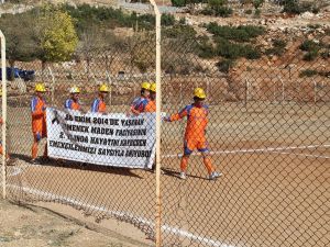 Maça madenci baretiyle çıktılar