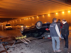 Otomobil köprülü kavşaktan alt yola düştü