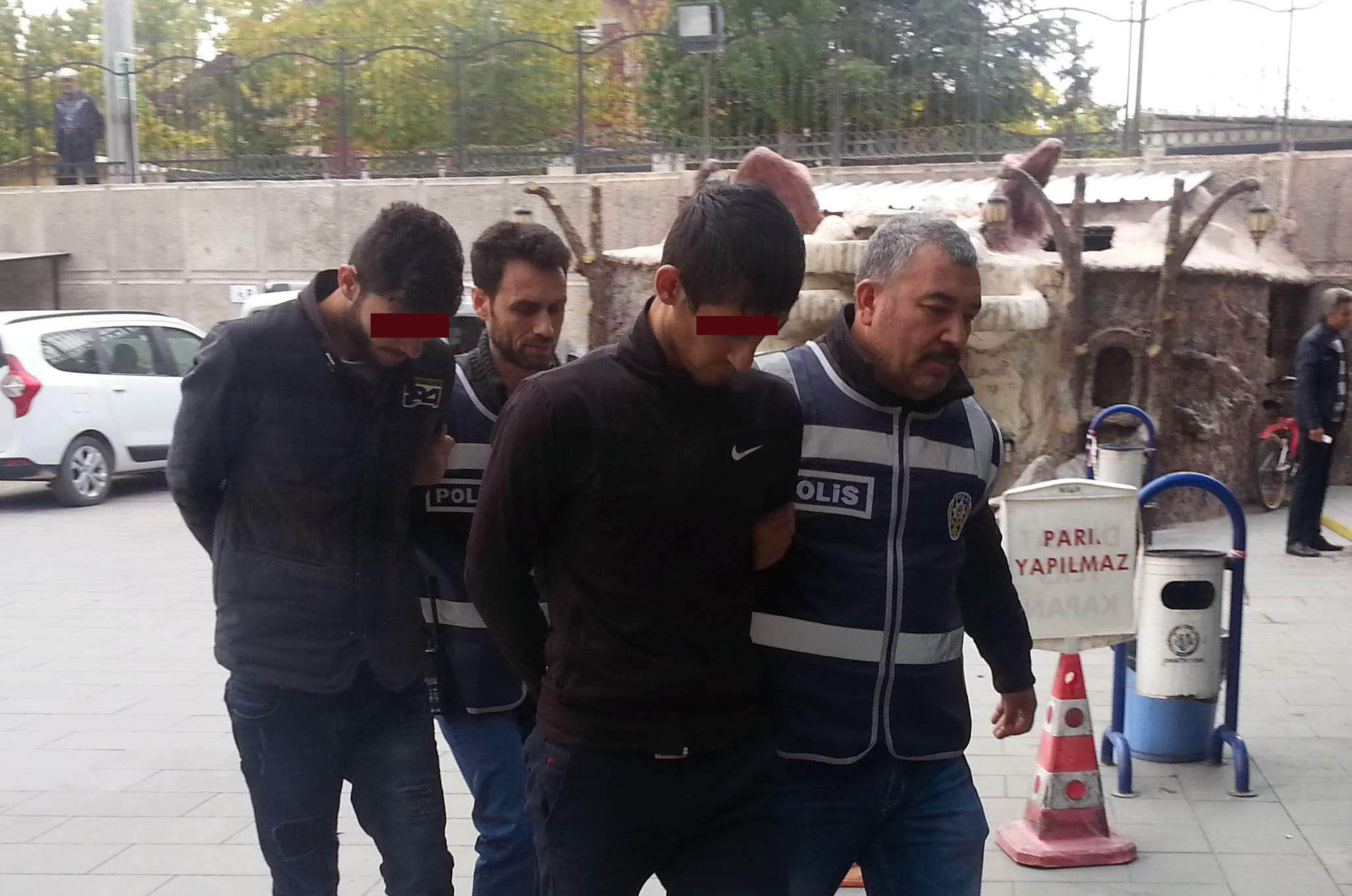 Hırsızlık zanlılarını güvenlik kamerası yakalattı