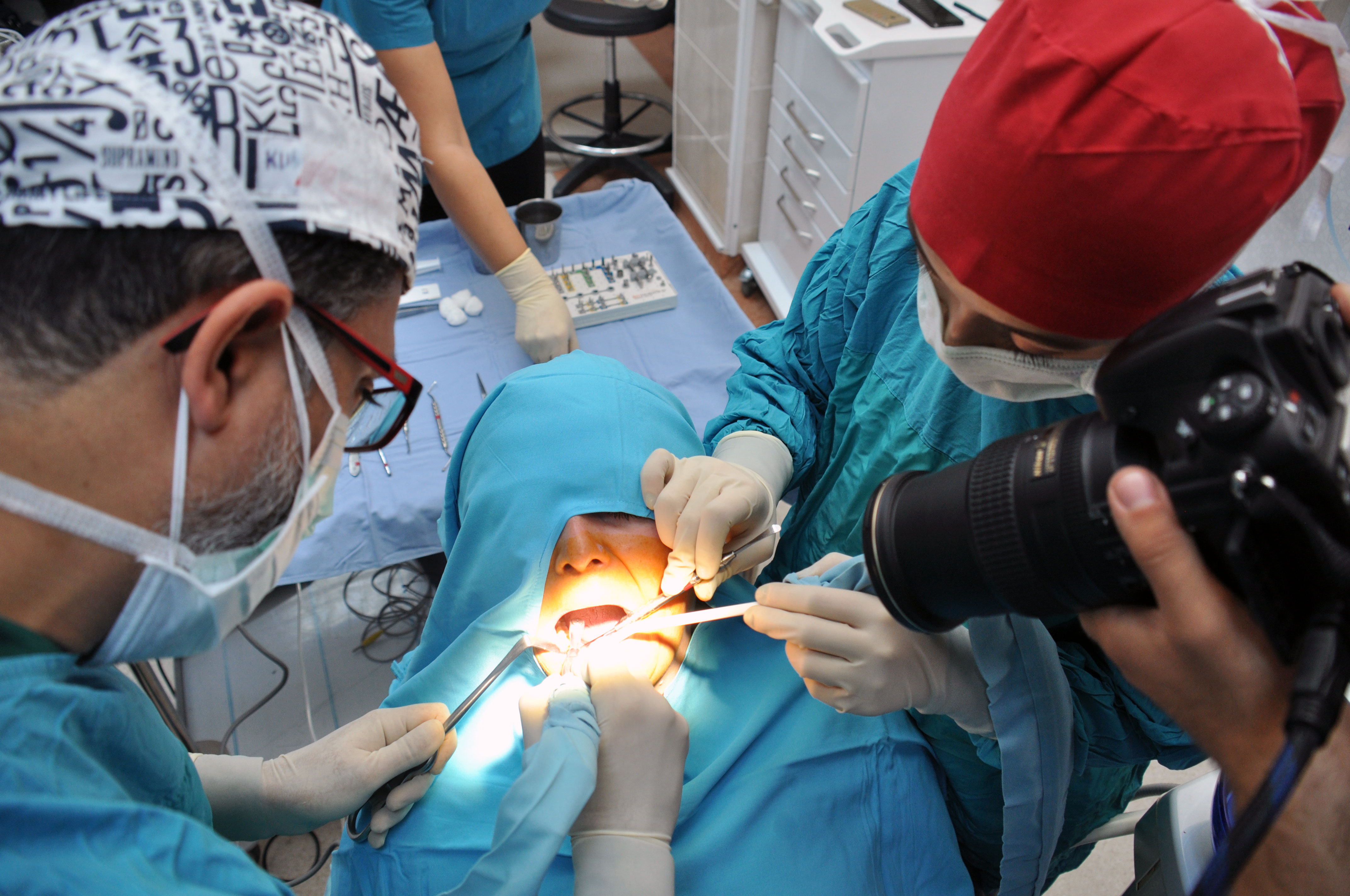 NEÜ’DE canlı implant ameliyatı