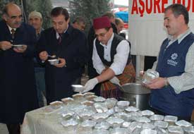 Meram Belediyesi aşure dağıttı
