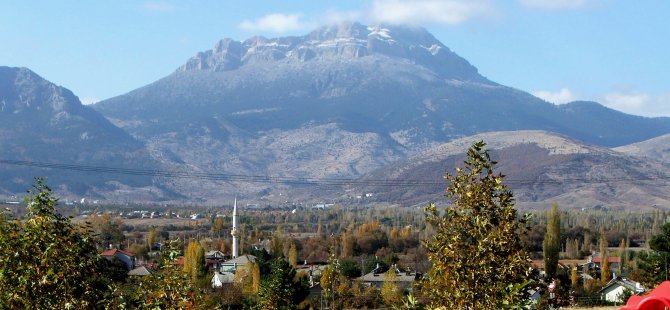 Küpe Dağı zirvesine mevsimin ilk karı düştü