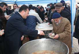 Ereğli Belediyesi aşure dağıttı