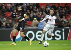 Wembley'de alınan galibiyet Hakan'ı mutlu etti