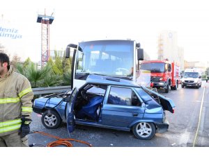 Otomobil ile servis minibüsü çarpıştı: 2 ölü, 4 yaralı