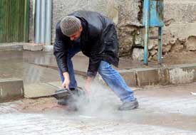 Alev alan piknik tüpü korkuttu