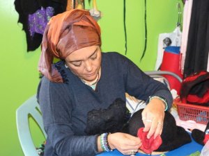 Keçeyi küçük atölyesinde sanata dönüştürüyor