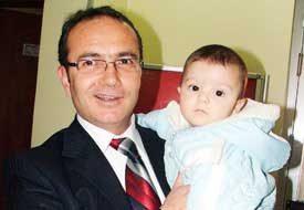 Terk edilen bebeklere yardıma koşuyor