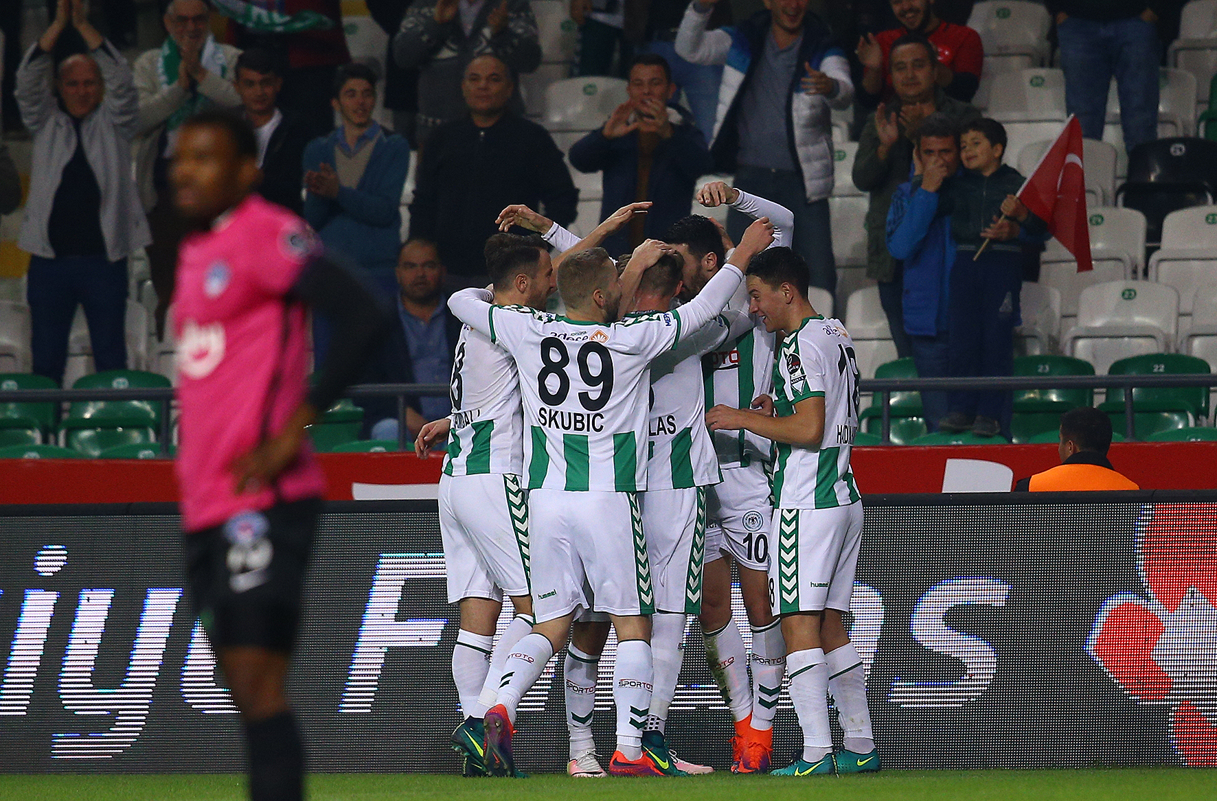 Konyaspor, iki kulvarda yoruldu