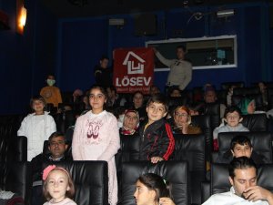Lösemili çocuklara sinema keyfi
