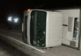 Et kamyonu düz yolda devrildi