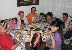 Bireyler birbirine bakarak yememeli