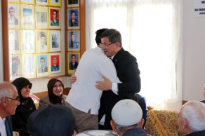 Davutoğlu'ndan Şehit ve Gazi Ailelerine Ziyaret