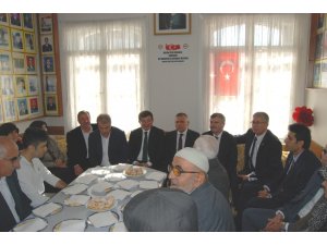 Davutoğlu’dan Şehit Aileleri Derneğine ziyaret