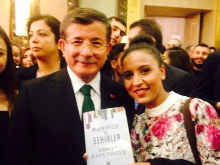 Davutoğlu kitabını imzaladı