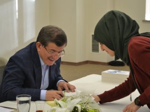Davutoğlu, "Medeniyetler ve Şehirler" kitabını imzaladı
