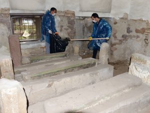 Tarihi türbelerde temizlik ve bakım yapılıyor