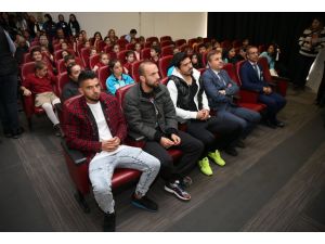 Bursasporlu futbolculardan çocuk hastanesine ziyaret