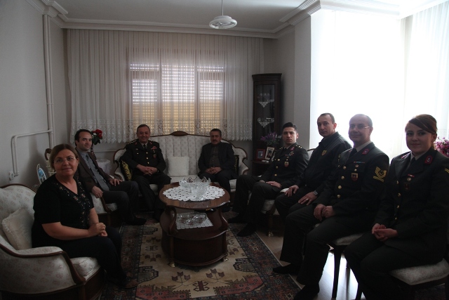 Komutandan Şehit  Uysal’ın  Ailesine Nezaket Ziyareti