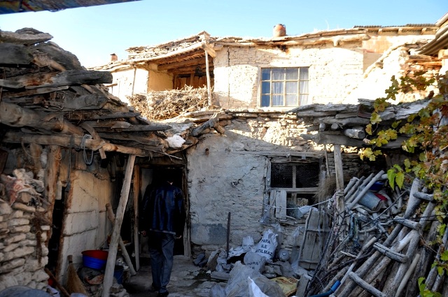 Seydişehir'de metruk binalar yıkılıyor