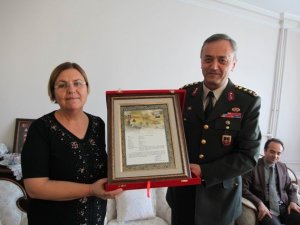 Alay Komutanı Cansaran'dan şehit  ailesine ziyaret