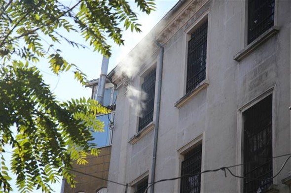 Kumkapı'daki Yabancılar Misafirhanesi'nde Yangın Çıktı, 50 Kişi Firar Etti